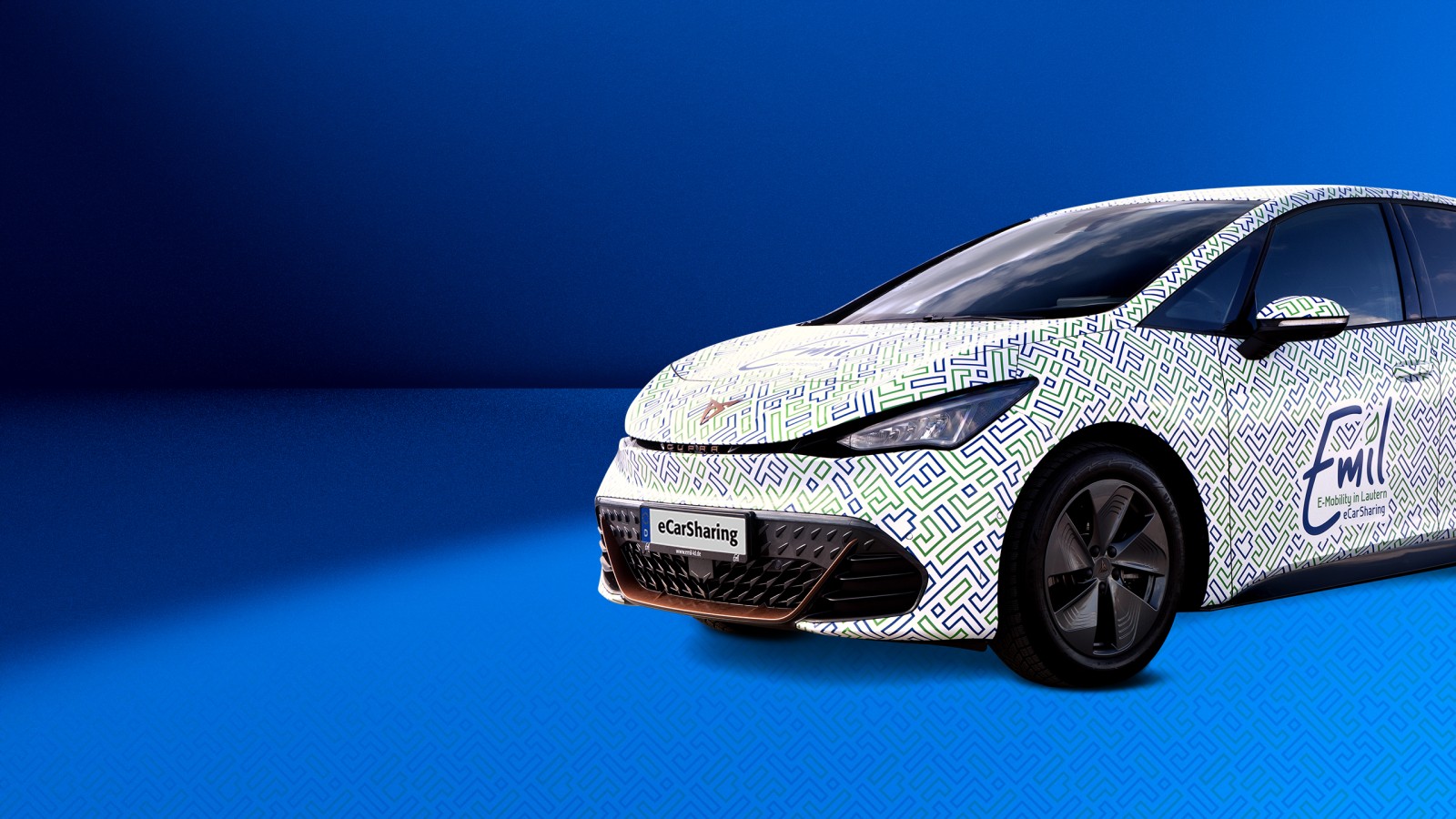 Elektroauto mit Emil eCarSharing-Branding auf blauem Hintergrund ragt rechts bis zu Hälfte ins Bild hinein. 