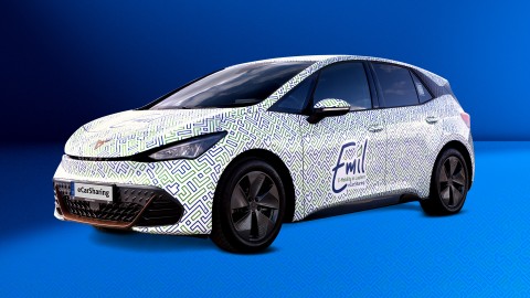 Cupra Born mit Emil eCarSharing-Branding und grün-blauem Muster.