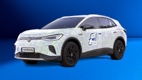 VW ID.4 mit Emil eCarSharing-Branding und grün-blauem Muster.