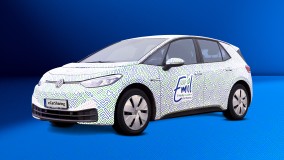 VW ID.3 mit Emil eCarSharing-Branding und grün-blauem Muster.