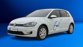 VW eGolf mit Emil eCarSharing-Branding und grün-blauem Muster.