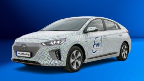Hyundai IONIQ mit Emil eCarSharing-Branding und grün-blauem Muster.