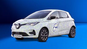 Renault Zoe mit Emil eCarSharing-Branding und grün-blauem Muster.