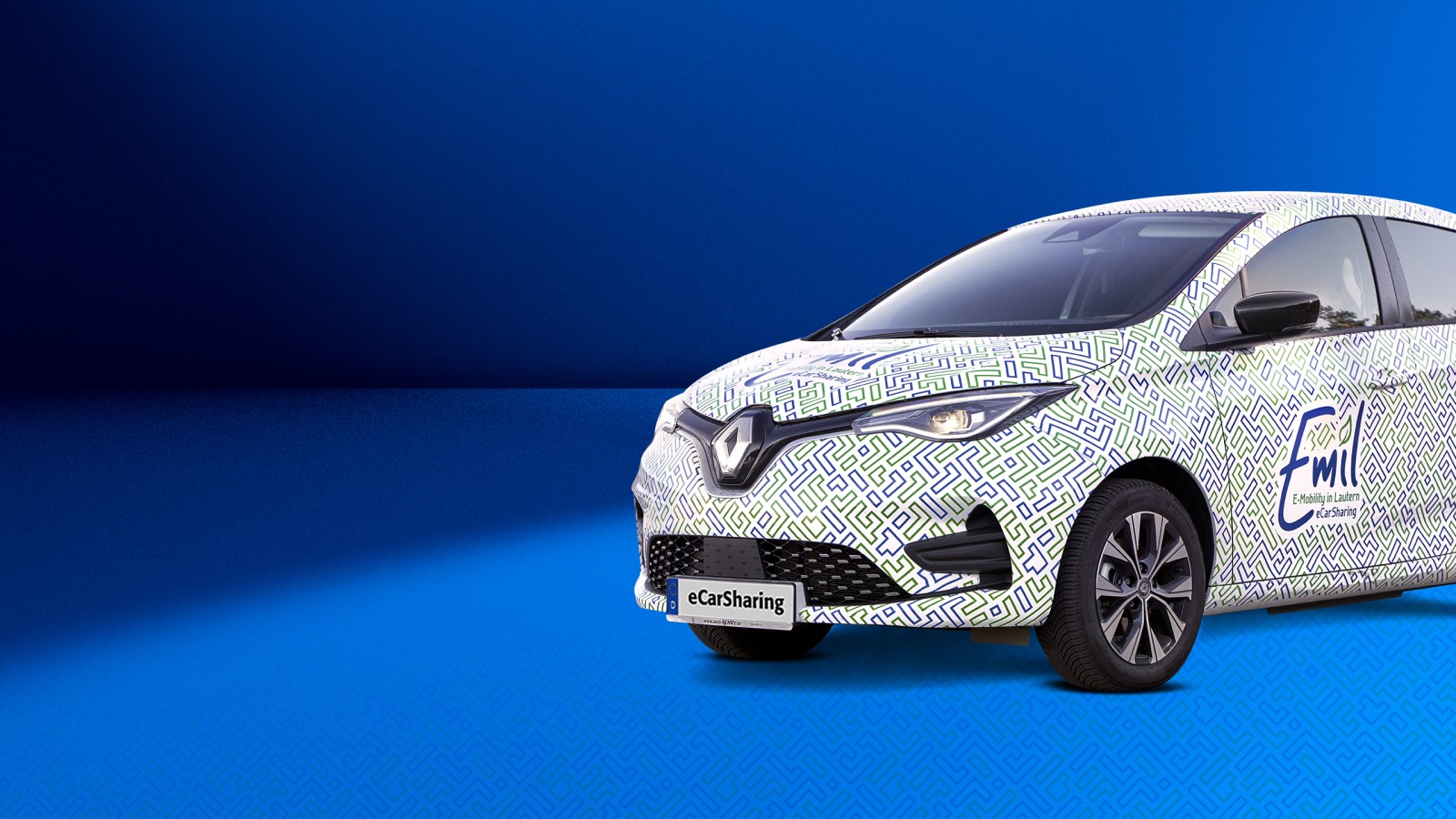 Renault Zoe mit Emil eCarSharing-Branding auf blauem Hintergrund ragt rechts bis zu Hälfte ins Bild hinein. 